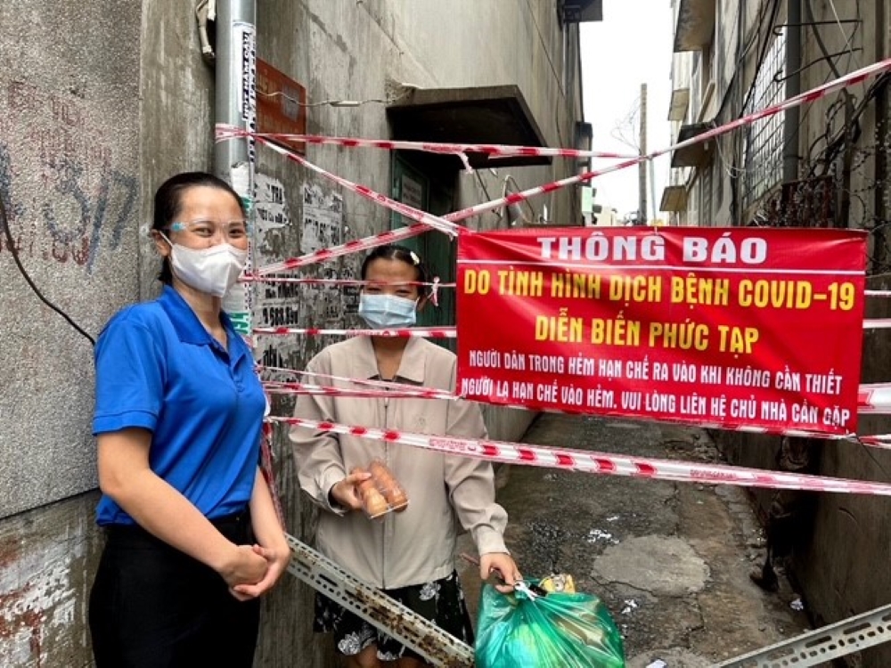 4.Lan-toa-nhung-yeu-thuong-tu-CSII-truong-dai-hoc-Ngoai-thuong-giua-tam-dich-Covid-19
