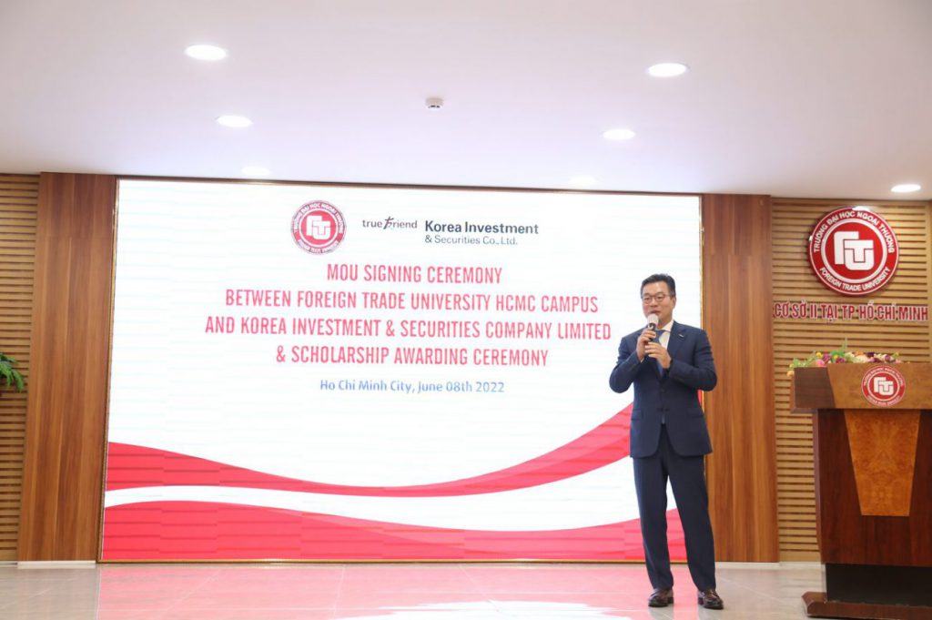 Sinh-vien-co-so-ii-truong-dai-hoc-ngoai-thuong-vinh-du-nhan-hoc-bong-cua-cong-ty-tnhh-dau-tu-chung-khoan-han-quoc-01