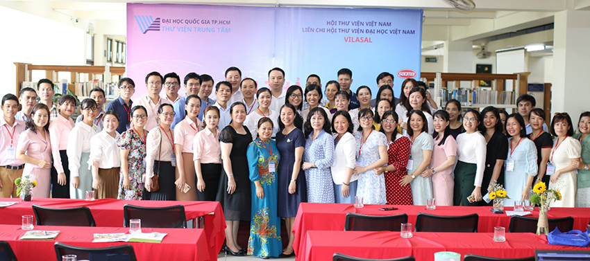 ban-thu-vien-tham-du-hoi-thao-thuoc-linh-vuc-khoa-hoc-thong-tin-thu-vien-1