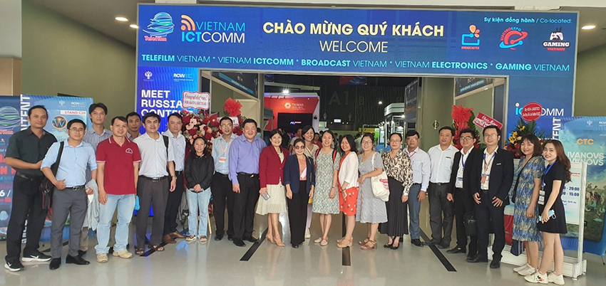 ban-thu-vien-tham-du-hoi-thao-thuoc-linh-vuc-khoa-hoc-thong-tin-thu-vien-3