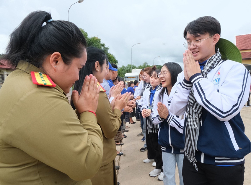 mua-he-ruc-ro-tuoi-20-sinh-vien-ngoai-thuong-tren-nuoc-ban-lao-2