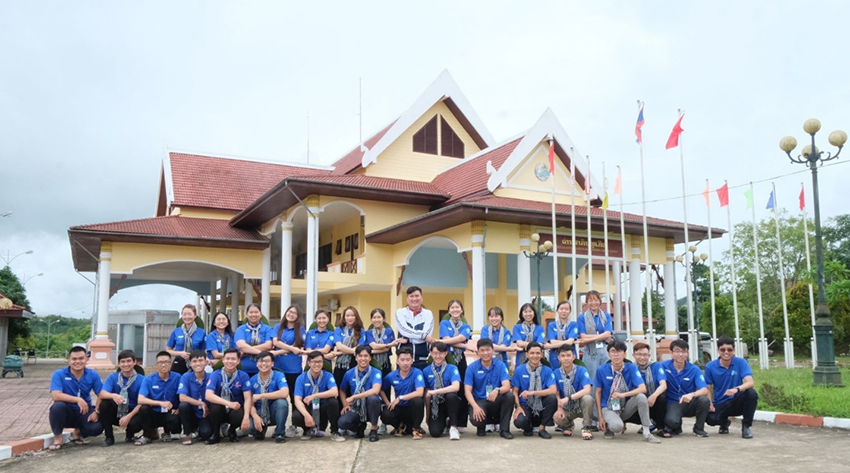 mua-he-ruc-ro-tuoi-20-sinh-vien-ngoai-thuong-tren-nuoc-ban-lao-3