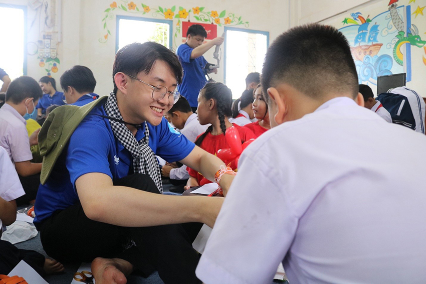 mua-he-ruc-ro-tuoi-20-sinh-vien-ngoai-thuong-tren-nuoc-ban-lao-4