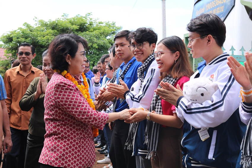 mua-he-ruc-ro-tuoi-20-sinh-vien-ngoai-thuong-tren-nuoc-ban-lao-6