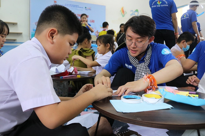 mua-he-ruc-ro-tuoi-20-sinh-vien-ngoai-thuong-tren-nuoc-ban-lao-8