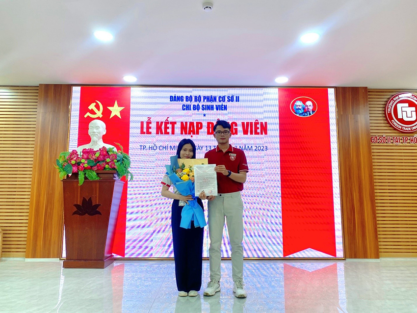 chi-bo-sinh-vien-co-so-ii-to-chuc-le-kep-nap-dang-vien-moi-3