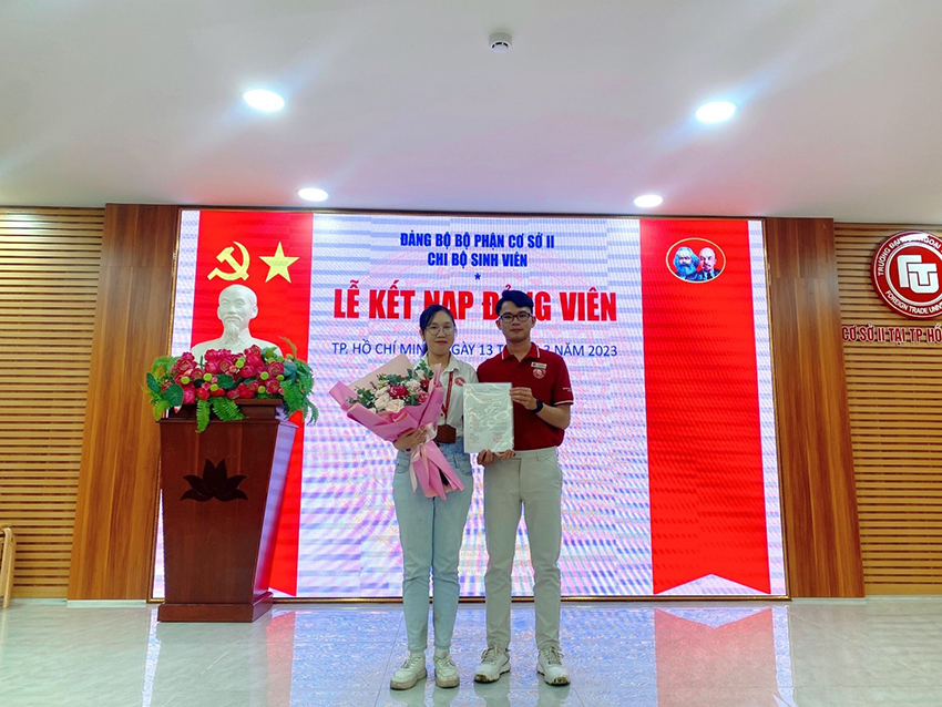 chi-bo-sinh-vien-co-so-ii-to-chuc-le-kep-nap-dang-vien-moi-4