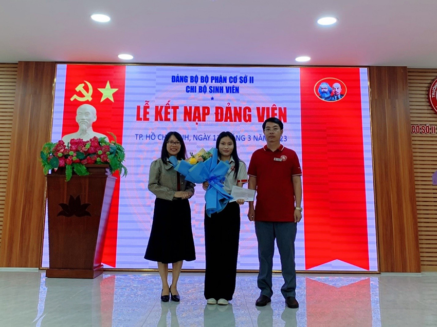 chi-bo-sinh-vien-co-so-ii-to-chuc-le-kep-nap-dang-vien-moi-5