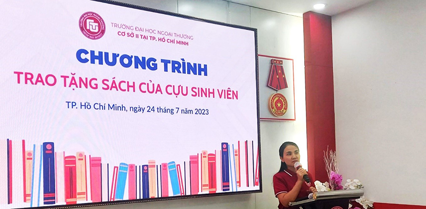 am-ap-buoi-le-trao-tang-sach-cua-cuu-sv-cs-ii-1