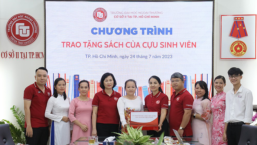 am-ap-buoi-le-trao-tang-sach-cua-cuu-sv-cs-ii-4