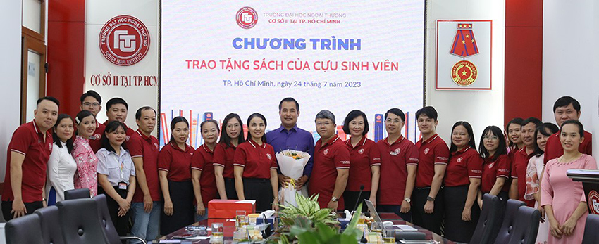 am-ap-buoi-le-trao-tang-sach-cua-cuu-sv-cs-ii-5