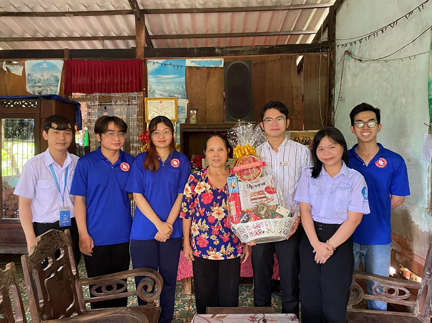 tuoi-tre-ngoai-thuong-co-so-ii-tham-hoi-gia-dinh-chinh-sach-ngat-thuong-binh-liet-si-1