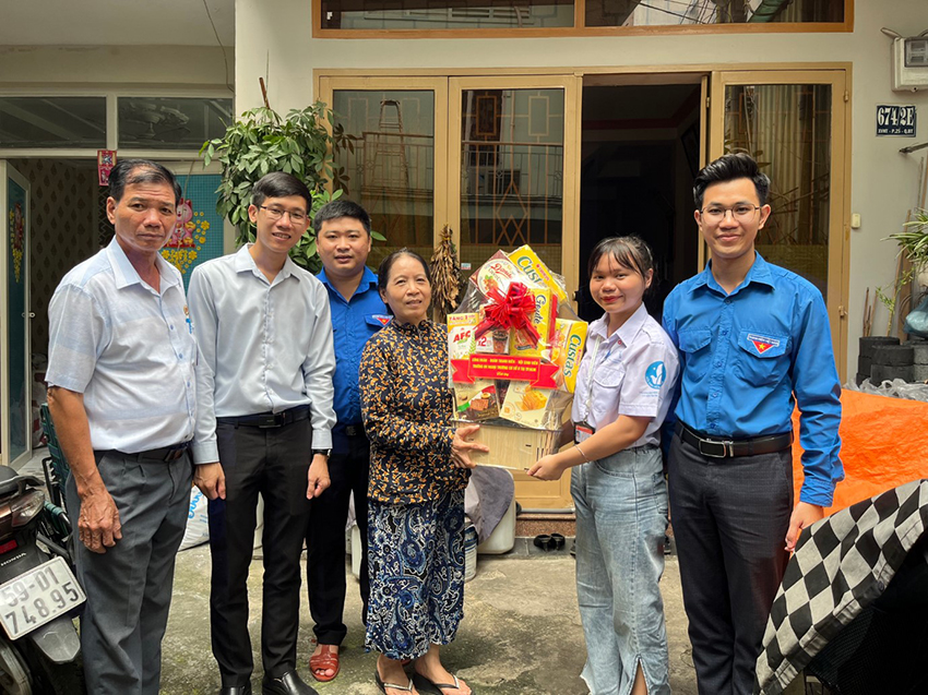 tuoi-tre-ngoai-thuong-co-so-ii-tham-hoi-gia-dinh-chinh-sach-ngat-thuong-binh-liet-si-11