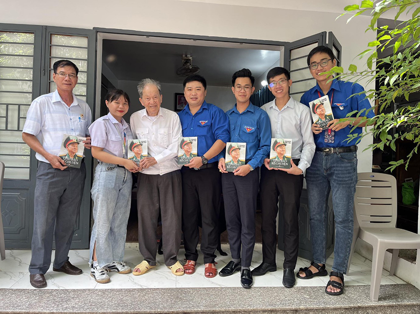 tuoi-tre-ngoai-thuong-co-so-ii-tham-hoi-gia-dinh-chinh-sach-ngat-thuong-binh-liet-si-12