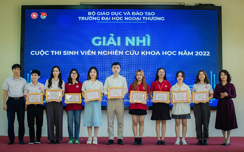 kho-giai-thuong-dong-thu-khoa-kinh-te-doi-ngoai-le-minh-thang-2