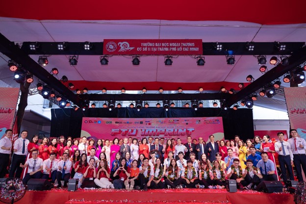 soi-noi-tu-hao-ngay-truyen-thong-truong-dai-hoc-ngoai-thuong-ftu-day-2023-1