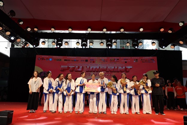 soi-noi-tu-hao-ngay-truyen-thong-truong-dai-hoc-ngoai-thuong-ftu-day-2023-12