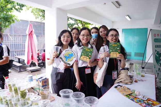 soi-noi-tu-hao-ngay-truyen-thong-truong-dai-hoc-ngoai-thuong-ftu-day-2023-16