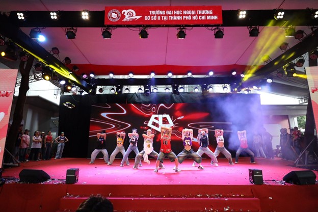 soi-noi-tu-hao-ngay-truyen-thong-truong-dai-hoc-ngoai-thuong-ftu-day-2023-17