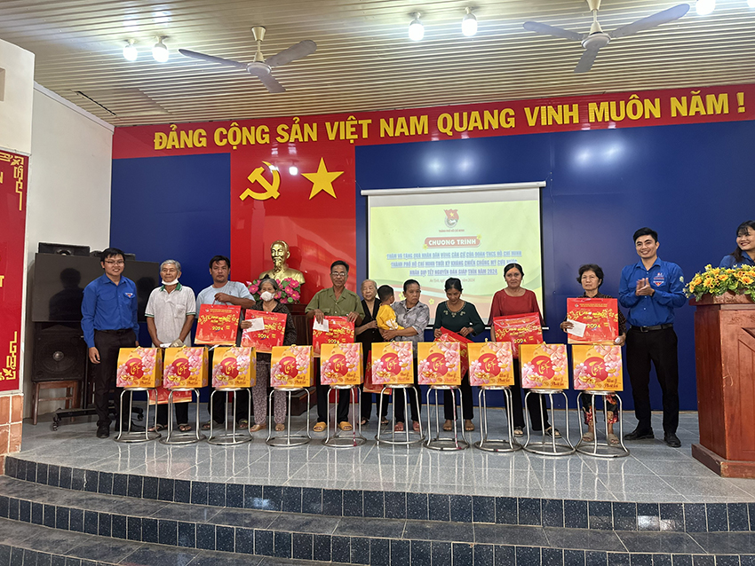 doan-thanh-nien-co-so-ii-tham-nhan-dan-vung-can-cu-cach-mang-thanh-doan-tet-giap-thin-2024-10