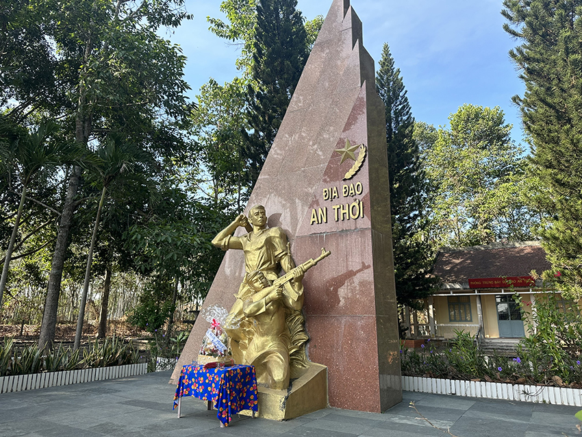 doan-thanh-nien-co-so-ii-tham-nhan-dan-vung-can-cu-cach-mang-thanh-doan-tet-giap-thin-2024-11
