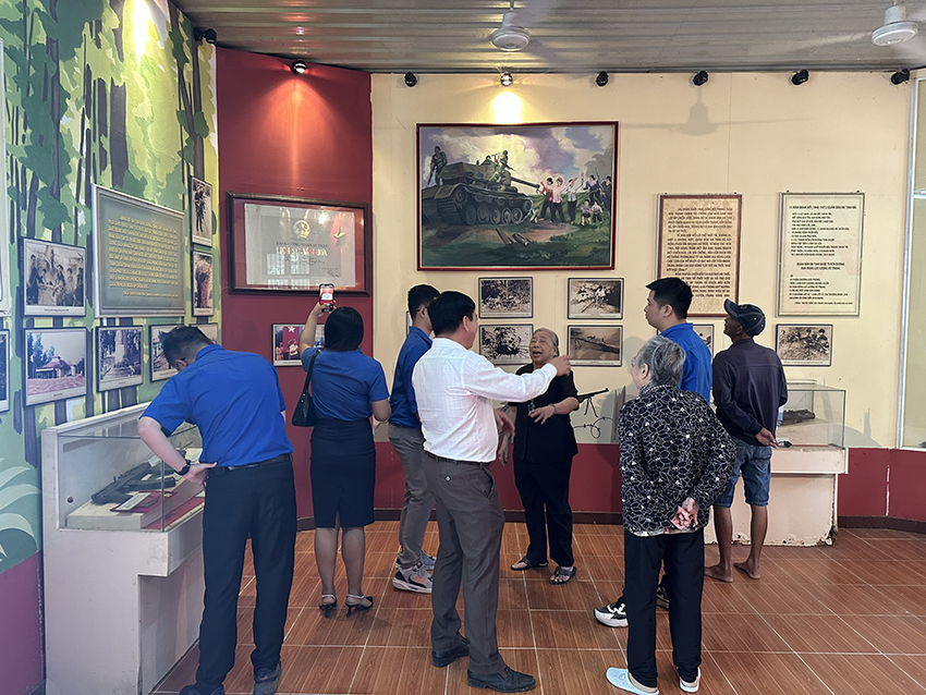 doan-thanh-nien-co-so-ii-tham-nhan-dan-vung-can-cu-cach-mang-thanh-doan-tet-giap-thin-2024-12