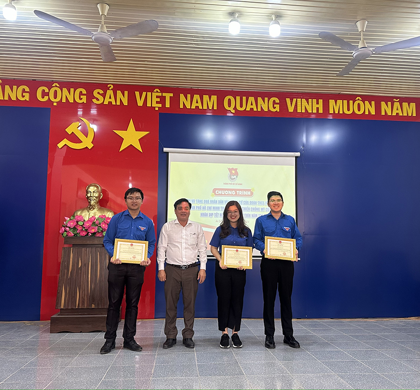 doan-thanh-nien-co-so-ii-tham-nhan-dan-vung-can-cu-cach-mang-thanh-doan-tet-giap-thin-2024-2