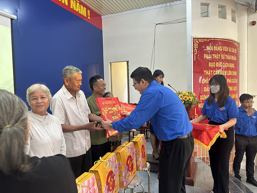 doan-thanh-nien-co-so-ii-tham-nhan-dan-vung-can-cu-cach-mang-thanh-doan-tet-giap-thin-2024-3