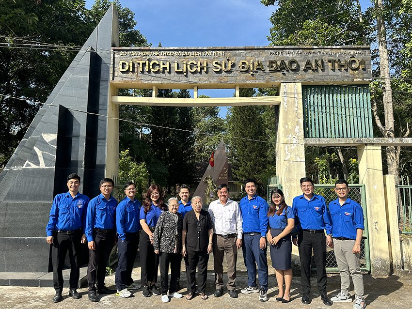 doan-thanh-nien-co-so-ii-tham-nhan-dan-vung-can-cu-cach-mang-thanh-doan-tet-giap-thin-2024-4