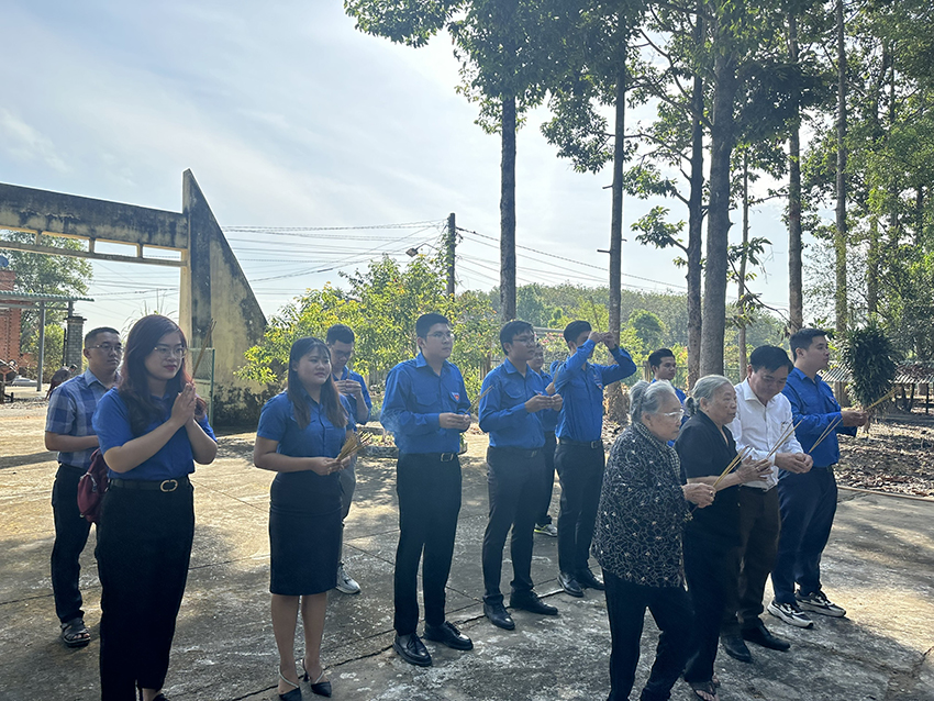 doan-thanh-nien-co-so-ii-tham-nhan-dan-vung-can-cu-cach-mang-thanh-doan-tet-giap-thin-2024-5