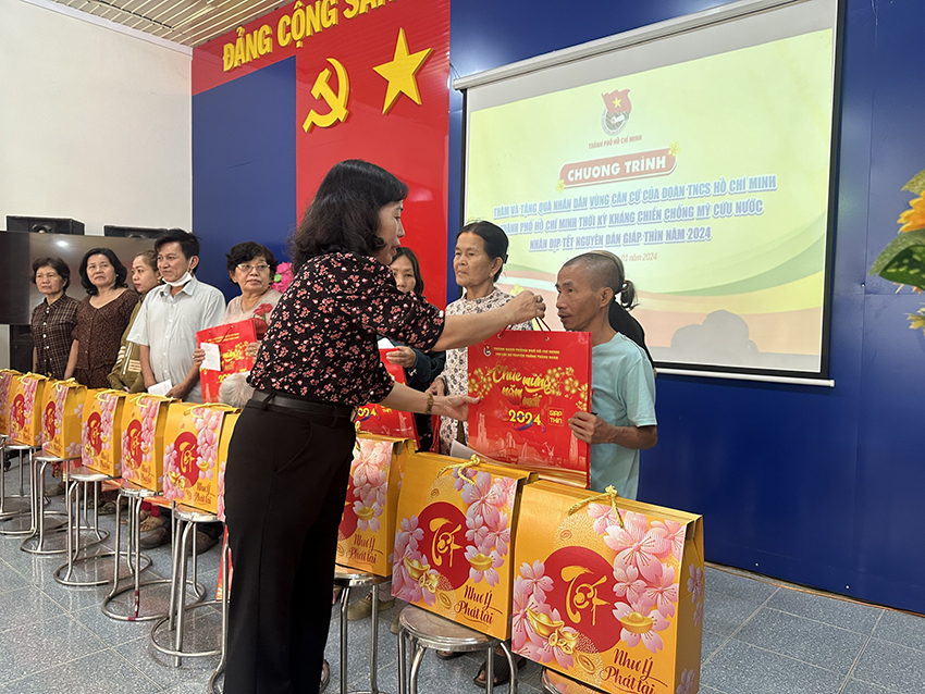 doan-thanh-nien-co-so-ii-tham-nhan-dan-vung-can-cu-cach-mang-thanh-doan-tet-giap-thin-2024-7