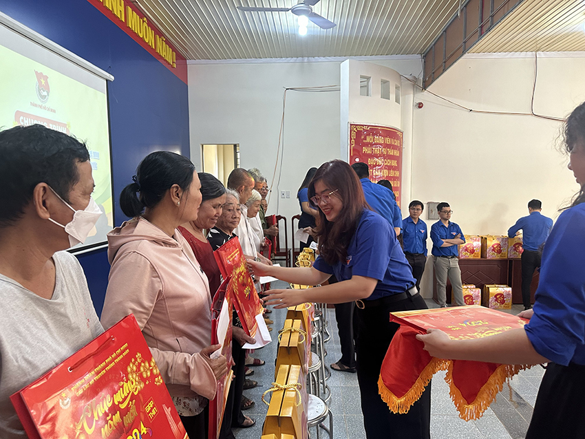 doan-thanh-nien-co-so-ii-tham-nhan-dan-vung-can-cu-cach-mang-thanh-doan-tet-giap-thin-2024-8