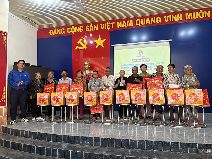 doan-thanh-nien-co-so-ii-tham-nhan-dan-vung-can-cu-cach-mang-thanh-doan-tet-giap-thin-2024-9