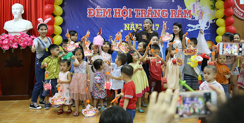 892-cong-doan-co-so-ii-to-chuc-dem-hoi-trang-ram-2017-cho-con-em-vien-chuc-2