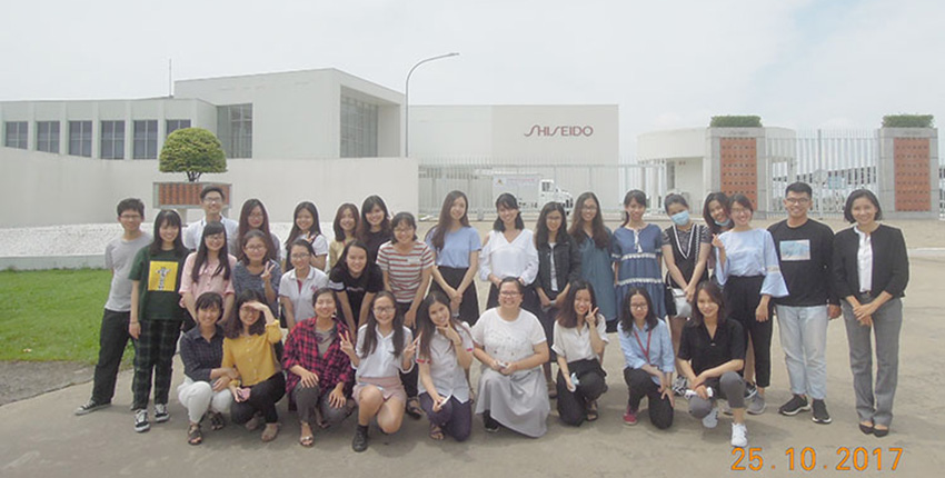 901-giang-vien-va-sinh-vien-bo-mon-tieng-nhat-den-tham-quan-nha-may-shiseido-tai-khu-cong-nghiep-amata