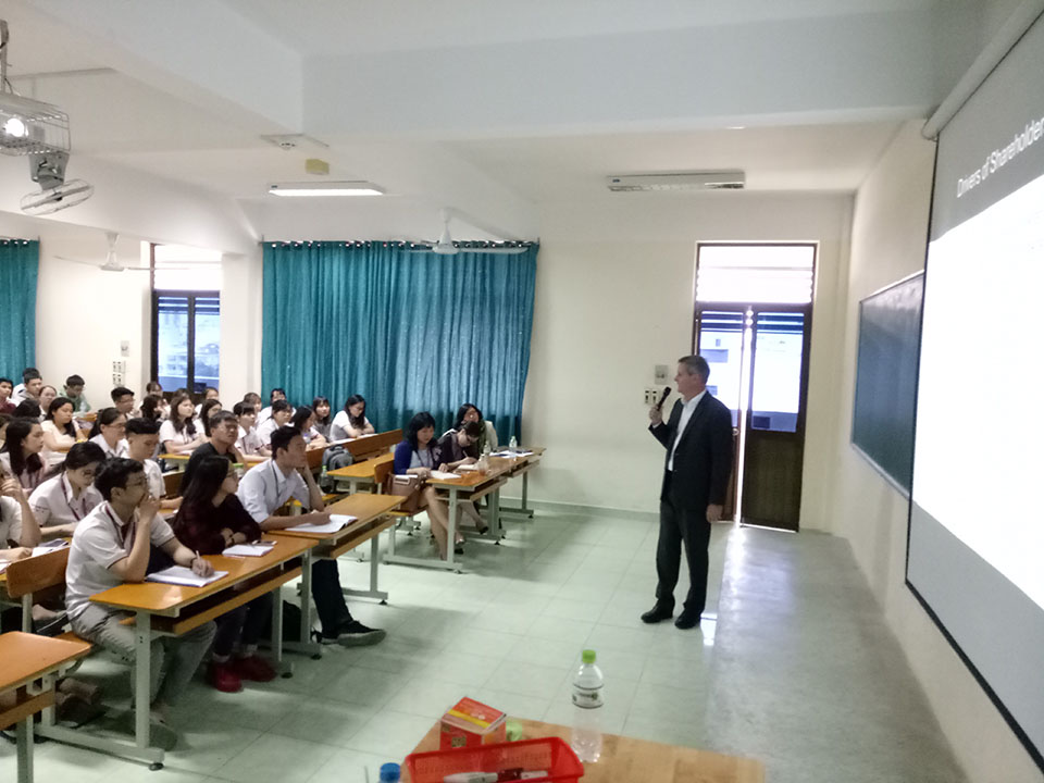 Bộ môn nghiệp vụ tổ chức chuỗi sinh hoạt chuyên môn với chuyên gia Bruno Rigal