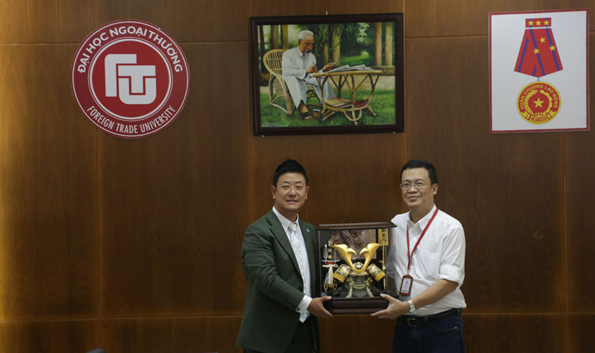 1146-dai-dien-cong-ty-co-phan-entry-nhat-ban-den-tham-va-lam-viec-voi-co-so-ii-truong-dai-hoc-ngoai-thuong-3