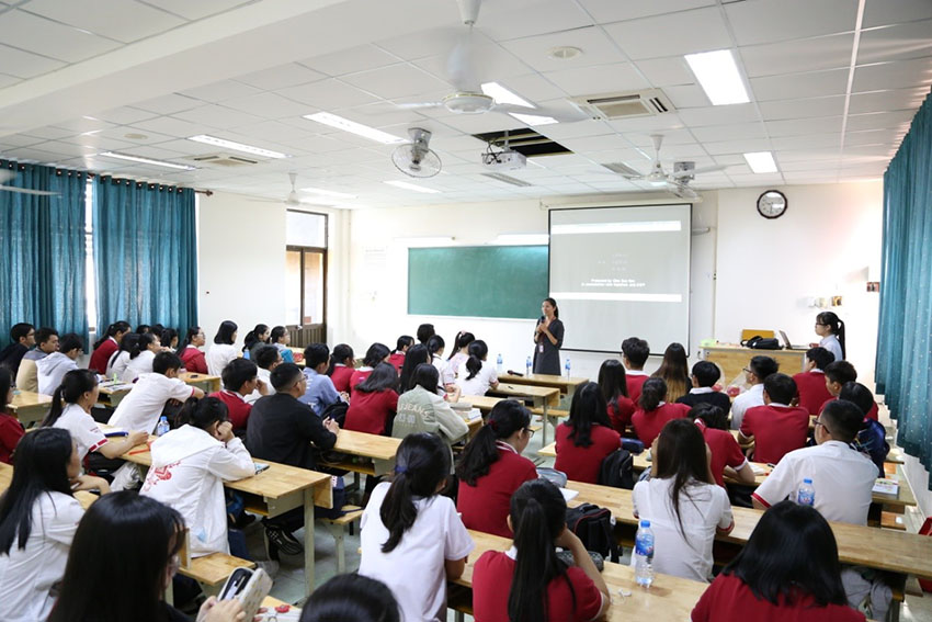 1302-tong-lanh-su-quan-nhat-ban-tai-thanh-pho-ho-chi-minh-ho-tro-sinh-vien-co-so-ii-hoc-tieng-nhat-thong-qua-hoat-dong-giao-luu-van-hoa-va-xem-phim-nhat-ban-2