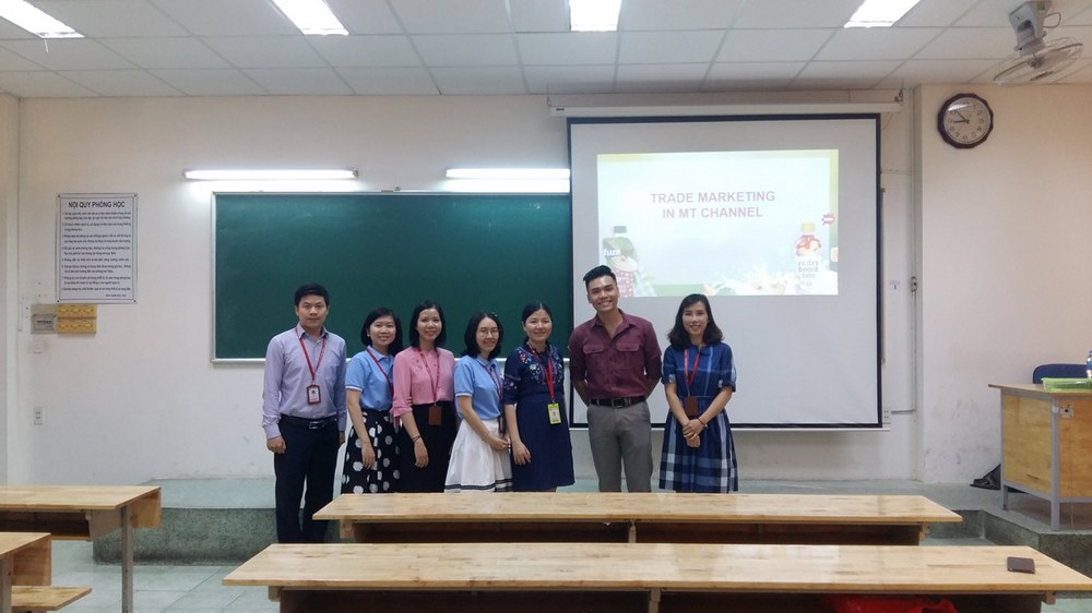 1462-tiep-can-thuc-tien-hoat-dong-tiep-thi-tai-diem-ban-nham-thuc-day-lien-ket-giua-nha-truong-va-doanh-nghiep