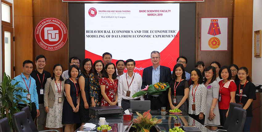 1548-giao-su-peter-moffatt-va-giang-vien-bo-mon-co-so-co-ban-2