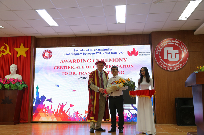 1695-TS-Tran-Quoc-Trung--nhan-chung-nhan-giang-day