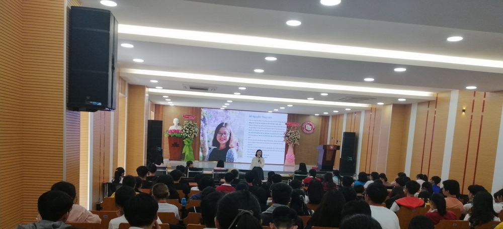 Bộ môn Cơ sở – Cơ bản tổ chức hoạt động ngoại khóa các môn Lý luận Chính trị giành cho sinh viên khóa K58CLC2 và K58CLC3 1927-Hoat-dong-ngoai-khoa-sv-K58clc2-k58clc3-1