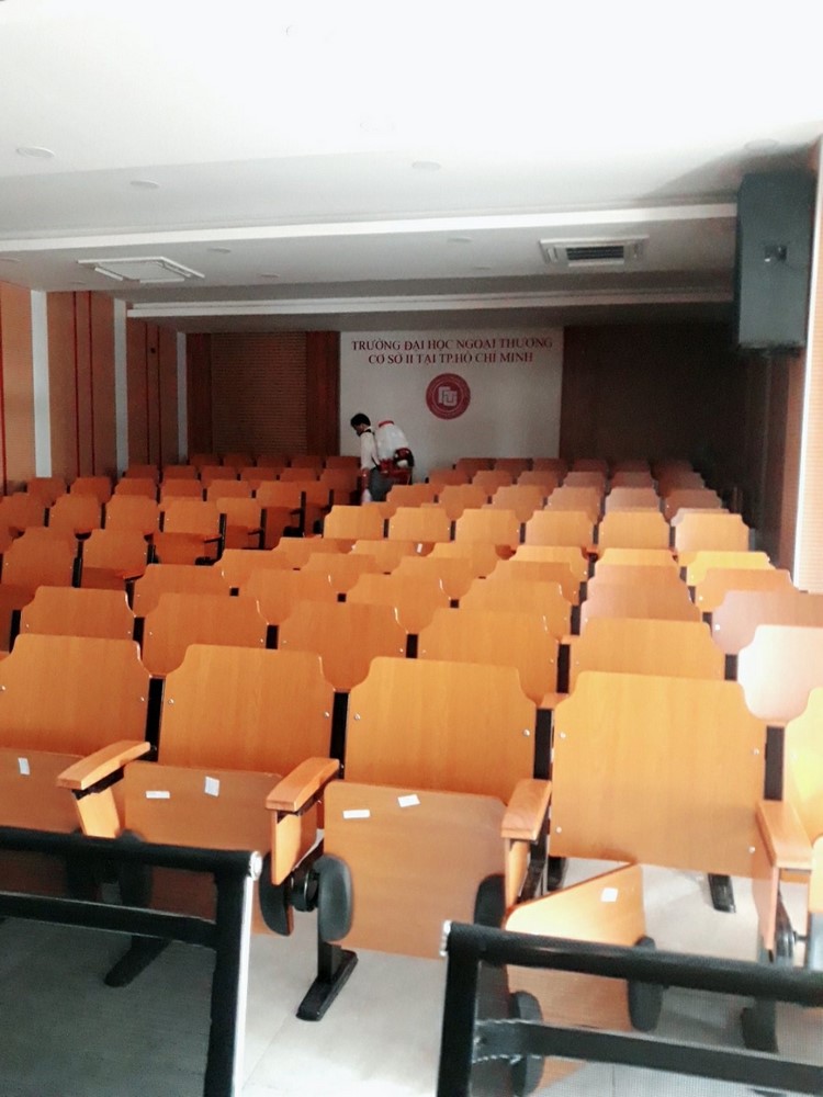 2118-phun-xit-thuoc-khu-trung-cloramin-b-dich-benh-do-virut-corona-4