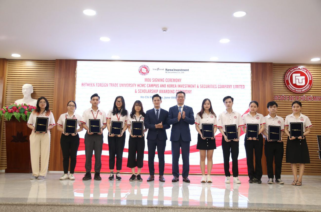Sinh-vien-co-so-ii-truong-dai-hoc-ngoai-thuong-vinh-du-nhan-hoc-bong-cua-cong-ty-tnhh-dau-tu-chung-khoan-han-quoc-04