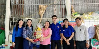 co-so-ii-truong-dai-hoc-ngoai-thuong-den-tham-tang-qua-cho-chien-si-mua-de-xanh-2