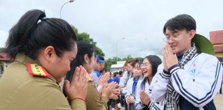 mua-he-ruc-ro-tuoi-20-sinh-vien-ngoai-thuong-tren-nuoc-ban-lao-2