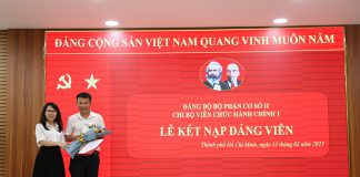 chi-bo-vien-chuc-hanh-chinh-1-to-chuc-le-ket-nap-dang-vien-3