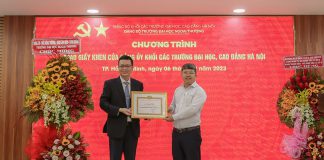 dang-vien-dbbp-co-so-ii-nhan-giay-khen-cua-dang-uy-khoi-1