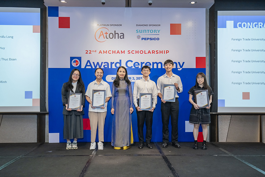 26-sv-co-so-ii-nhan-hoc-bong-amcham-3
