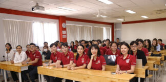 han-hoan-chao-don-lanh-dao-nha-truong-den-tham-lop-5